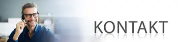 Mann rückt mit der Hand das Headsetmikrofon auf seinem Kopf zurecht und lächelt in die Kamera. Recht in Großbuchstaben steht "Kontakt".&nbsp;