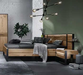 Elegantes Schlafzimmer mit Massivholz Bett