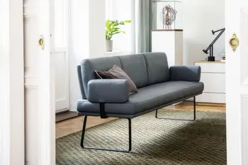 Blaue Esszimmerbank mit Lederbezug mit Armlehne und schwarzem Metallgestell in einem hellen Esszimmer.