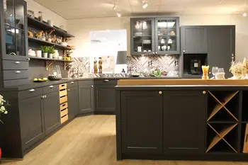 Schüller Landhausküche in schwarz