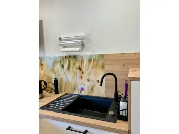 Die Spüle in einer Küche mit Holzoptik