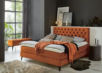 Nachttische sind praktische Ablageplätze neben dem Bett.