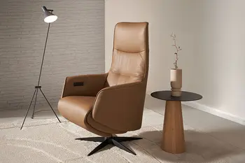 Brauner Design Ledersessel mit schwarzem Fußgestell. 