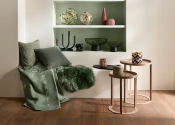 Bild mit gründer Decke und Kissen, Vasen und kleine Tische