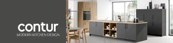 Moderne Küche von Contur in Grau mit Detail aus Holz und Insel. Links auf grauem Hintergrund das Contur Logo und dem Schriftzug "Moddern Kitchen Design".