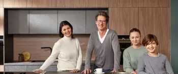 Vierköpfige Familie in einer modernen Küche