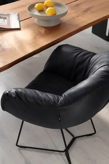 contur-dinnerstuhl-sevano-leder-schwarz-am-tisch.jpg