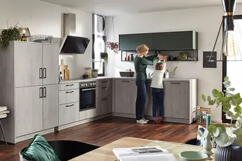 Hellgraue Betonküche kombiniert mit dunklem Holzboden.