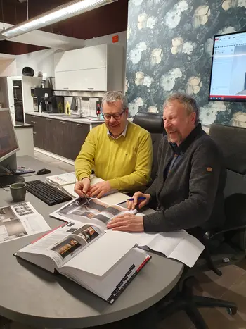 2 Mitarbeiter planen Küche