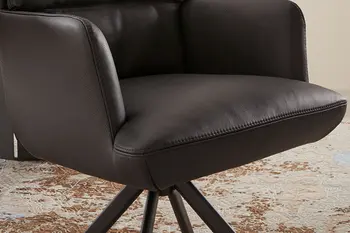 Polsterung eines hochwertigen Esszimmerstuhl mit schwarzem Leder.