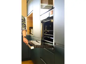 Frau Rösch nutzt den integrierten Backofen