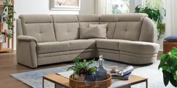 Beigefarbenes Polstersofa in schickem Wohnzimmer mit passendem Couchtisch.