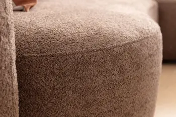 Sitzfläche eines braunen Sofas mit abgerundeten Ecken von der Seite.