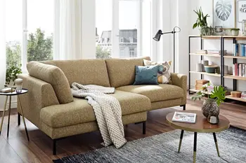 Grasgrünes Ecksofa mit breitem Longchair.