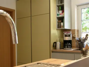 Detailansicht einer gelben Küche