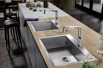 Zwei Spülen in einer Küchenzeile mit Einhebelarmaturen