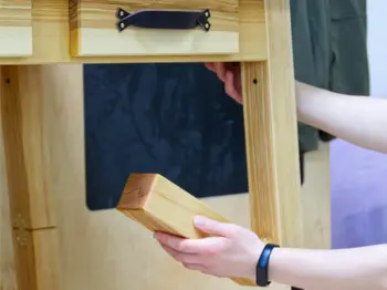 Zusammenklappen der Tischbeine