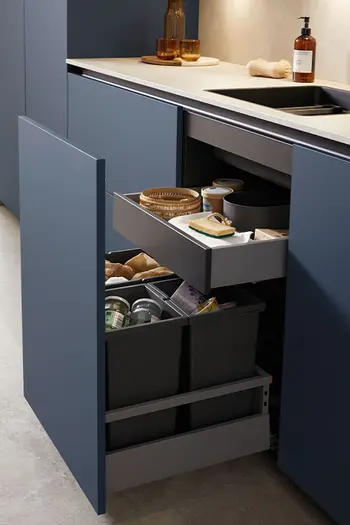 Mülllösung bei der Contur Küche 51.230 mit blauen Fronten.