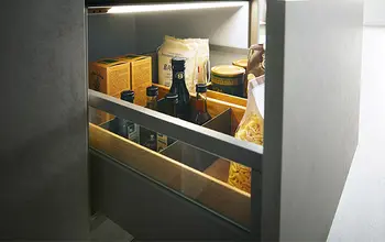 Küchenschrank mit interner Beleuchtung