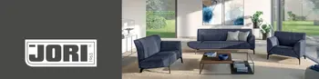 Wohnserie bestehend aus einem Sofa und zwei Sesseln. Bei dem einen Sofa und einem Sessel sind zur einen Seite die Armlehne heruntergeklappt, sodass es mehr Liegefläche bietet. Auf der linken Seite, auf grauem Hintergrund, ist das Jori Logo.