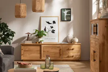 Natürlich eingerichtetes Wohnzimmer mit modernen Massivholzmöbeln.