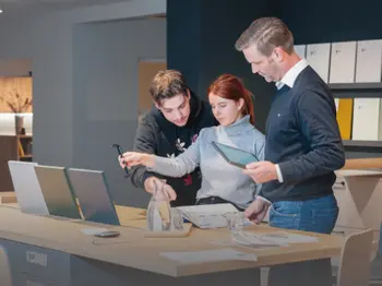 Berater im Gespräch mit Kund_innen