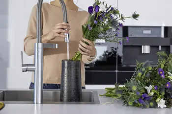 Schlauchbrause beim Befüllen einer Blumenvase