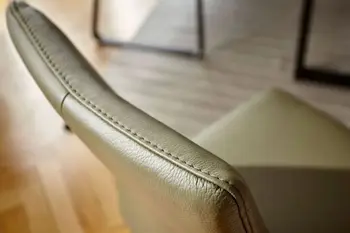 Naht eines grünen Lederstuhls in Nahaufnahme.