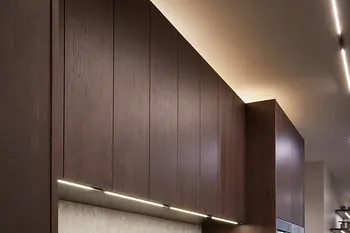 Beleuchtung an einem Hochschrank mit Ambientlicht