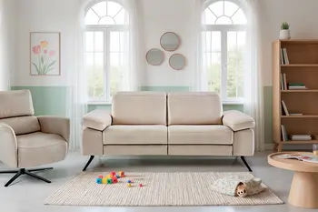 Modernes 2-Sitzer Sofa in der Farbe Beige mit passendem Sessel in modernem Wohnzimmer.