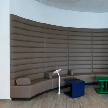 Gebogene Sitzflächen mit Polsterung