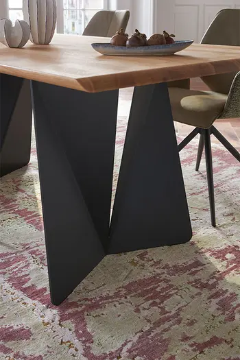 Design Esstisch mit Eiche Holzplatte und schwarzem Tischgestell.