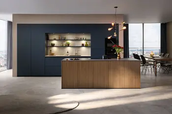 Moderne Design Wohnküche von Contur mit Kücheninsel in Holz und blauen Schränken.