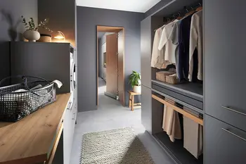 Wäscheschränke in einem grauen Hauswirtschaftsraum.