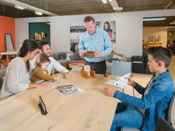 Berater im Gespräch mit Kund_innen