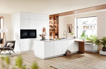 Links weiße Insel mit Holzregal und kochender Frau; rechts oben dunkle Küchenfront mit Essbereich; rechts unten grüne Landhausküche mit Insel.