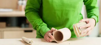 Nachbearbeitung eines Produktes aus der CNC-Maschine