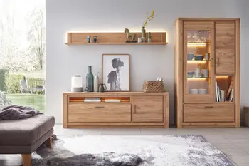 Wohnwand aus hellem Holz mit Regalbrettern und Lichtelementen modern dekoriert mit Vasen in grün und beige.