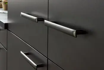 Küchenschublade mit Kunststofffront in Schwarz.