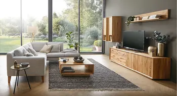 Wohnzimmereinrichtung mit Holzwohnwand und hellgrauem Stoffsofa