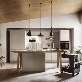 Cremeweiße Inselküche mit Einbaugeräten und Hängelampen in moderner Küche. 