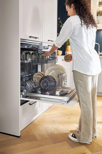 Hoch eingebauter Geschirrspüler schont den Rücken beim ein und ausräumen