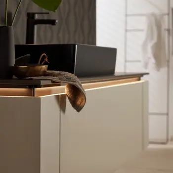 Grifflose Badgarnietur mit MatrixArt Griffmulden-Beleuchtung in hellem Grau und dunkler Holzdeckplatte