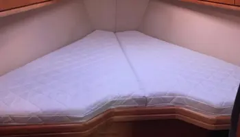 V-förmige Bootsmatratze in weißem Bezug