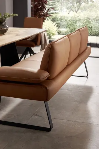 Esszimmerbank in cognacfarbenem Leder mit schwarzen Kufen von hinten.