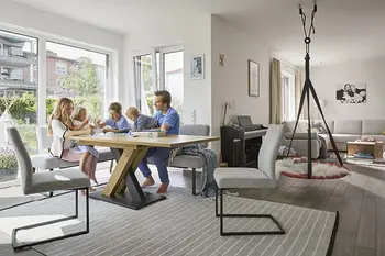 Eine Eckbank muss nicht in der Zimmerecke stehen, sondern kann frei im Raum stehen.