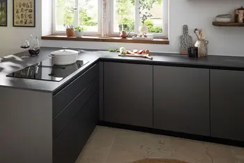 Schwarze moderne Küchenzeile der Contur Küche 56.210