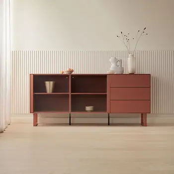 Modernes Sideboard in der Farbe Ant-Red, dekoriert mit Vasen vor beiger Wand.