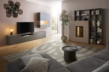 Moderne Lack Wohnwand in grau in einem hellen Wohnzimmer.