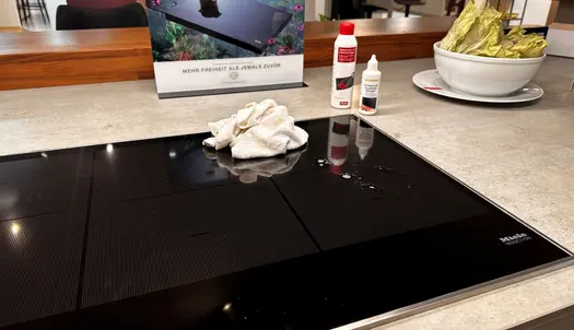 Miele Kochfeld mit Pflegemittel